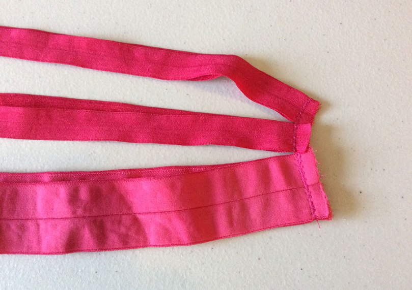 Seaming elastic pieces